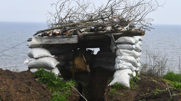 Russian trooper holds post at the first line of defense along the Dnepr River in the Special Military operation zone, April 2023. - Sputnik International