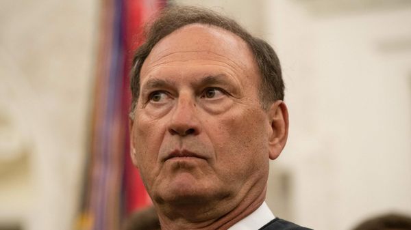 Associate Justice Samuel Alito participates in the swearing-in ceremony for Defense Secretary Mark Esper in the Oval Office at the White House in Washington, DC, on July 23, 2019. The Senate Tuesday voted overwhelmingly 90 to 8 to confirm President Donald Trump's pick for secretary of defense, Mark Esper, giving the Pentagon its first permanent chief since James Mattis stepped down in January. - Sputnik International
