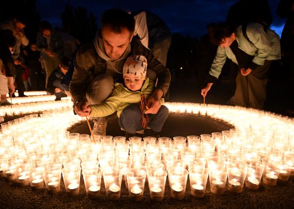 Activists of the Young Guard of the United Russia all-Russian non-governmental organization and citizens of Kazan take part in the international action "Flaming pictures of war," timed for the Day of Remembrance and Sorrow, at Victory Memorial Park in Kazan. - Sputnik International