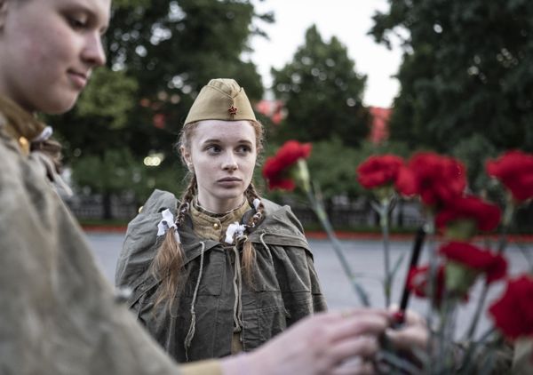 A participant of the "Memory Watch. Eternal Flame," timed to the Day of Remembrance and Sorrow, in the Alexandrovsky Garden in Moscow. - Sputnik International