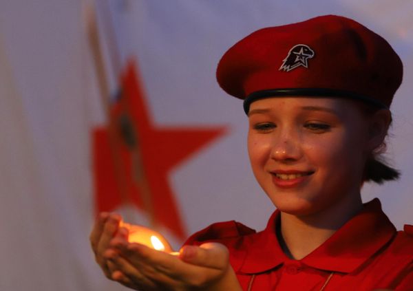 Participant of the "Candle of Memory" event at Palace Square in St. Petersburg marking the Day of Remembrance and Sorrow. - Sputnik International