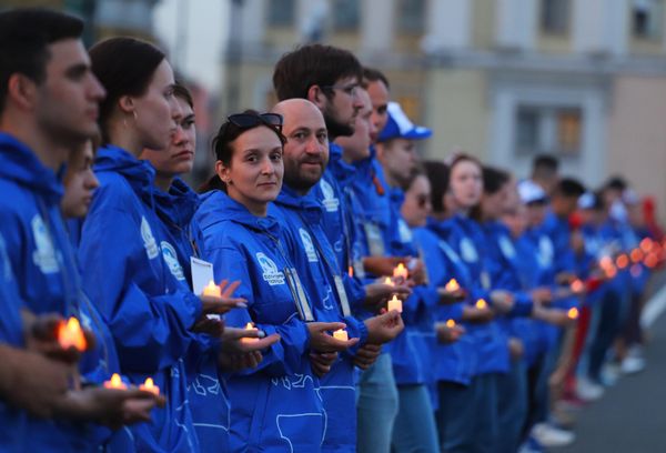Participants of the "Candle of Memory" event at Palace Square in St. Petersburg marking the Day of Memory and Sorrow. - Sputnik International