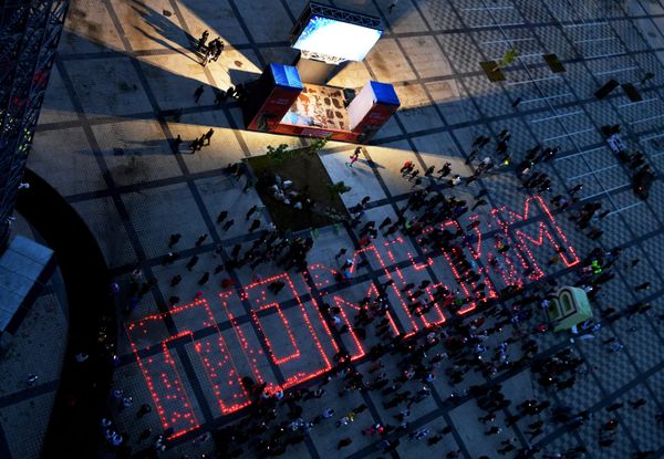 Participants of the "Candle of Memory" action in the square near the Yekaterinburg Arena stadium in Yekaterinburg marking the Day of Memory and Sorrow. - Sputnik International