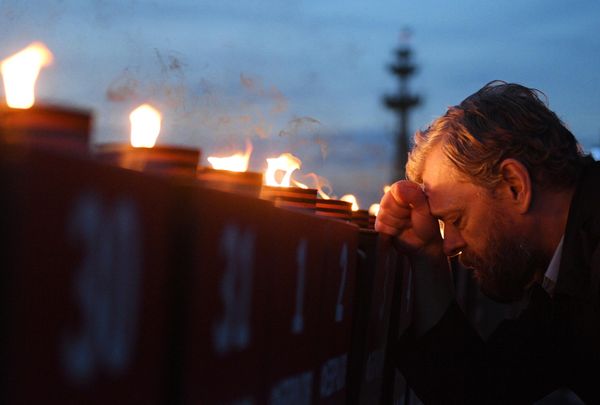 A man takes part in the "Memory Line" event on Krymskaya Naberezhnaya in Moscow to mark the Day of Memory and Sorrow. - Sputnik International
