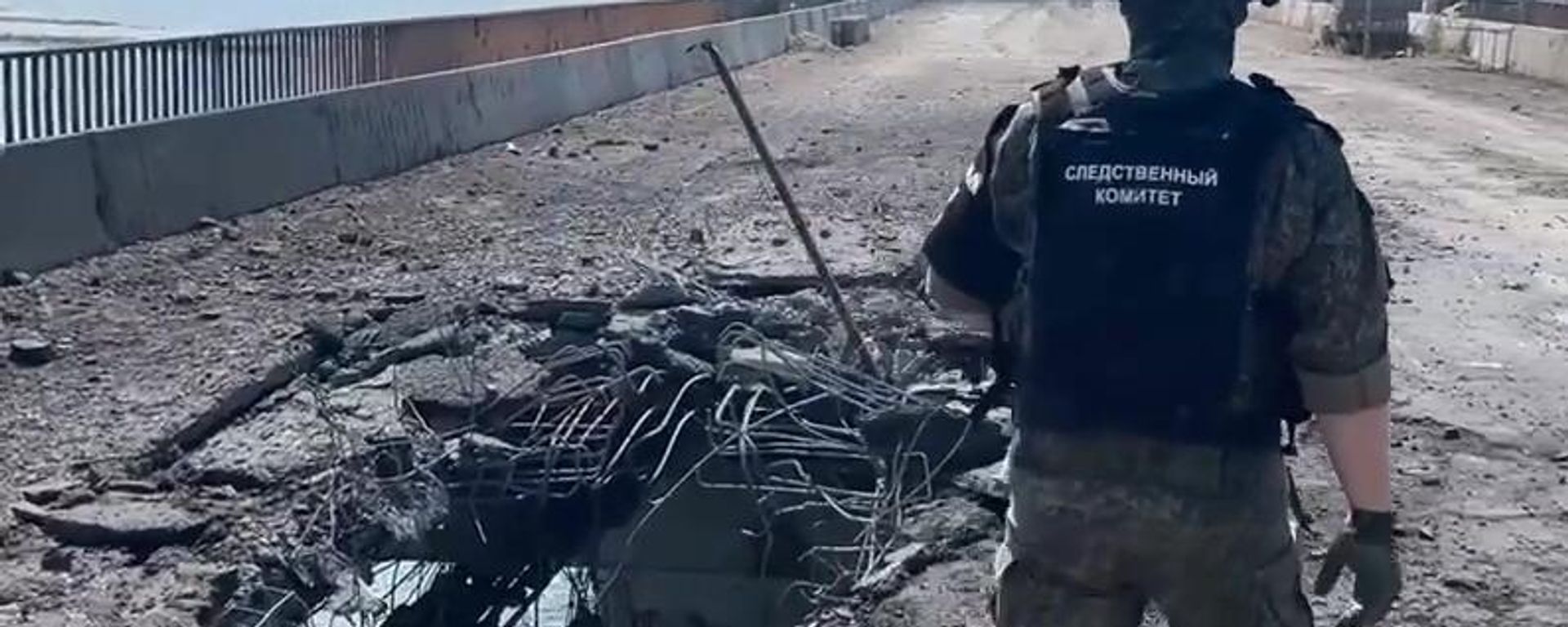 In this video grab a Russian Investigative Committee serviceman stands on a bridge damaged during the Ukrainian armed forces' attack, on the administrative border between the Kherson Region and the Crimea near the village of Chongar, Crimea, Russia. - Sputnik International, 1920, 22.06.2023