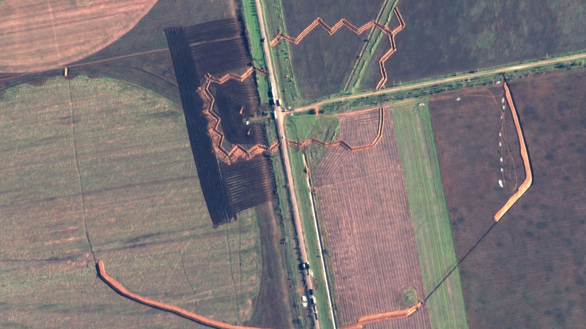Satellite snap shows Russian fortifications being set up in the special operation zone, November 2022. Satellite snap shows Russian fortifications being set up in the special operation zone, November 2022. - Sputnik International, 1920, 22.06.2023
