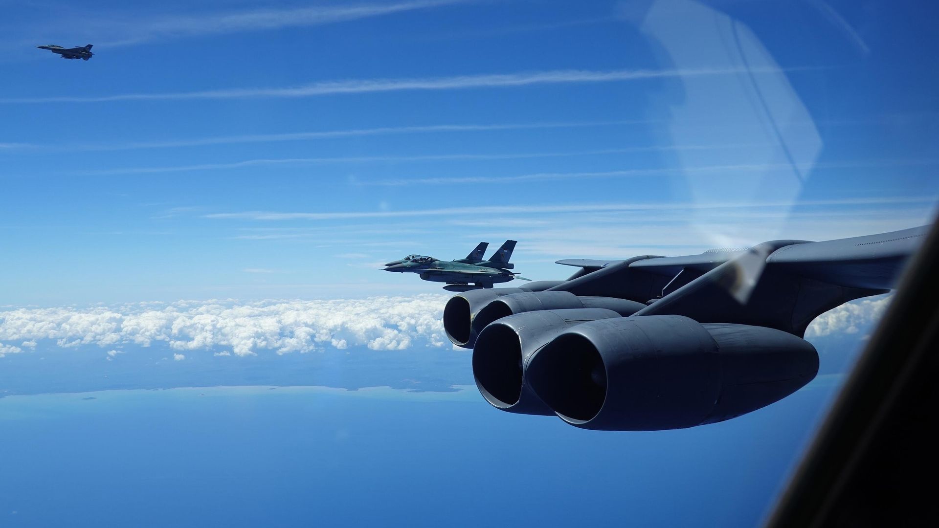 Indonesian Air Force F-16s fly alongside a U.S. Air Force B-52H Stratofortress assigned to the 23rd Bomb Squadron at Minot Air Force Base, North Dakota, over Indonesia, June 19, 2023. U.S. Pacific Air Forces looks for every opportunity to train and exercise alongside allies and partners to demonstrate interoperability and bolster collective ability to support a free and open Indo-Pacific. Indonesian Air Force F-16s fly alongside a U.S. Air Force B-52H Stratofortress assigned to the 23rd Bomb Squadron at Minot Air Force Base, North Dakota, over Indonesia, June 19, 2023. U.S. Pacific Air Forces looks for every opportunity to train and exercise alongside allies and partners to demonstrate interoperability and bolster collective ability to support a free and open Indo-Pacific. - Sputnik International, 1920, 22.06.2023