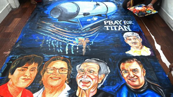 Art school students give final touches to a painting depicting five people aboard  a submersible named Titan, that went missing near the wreck of the Titanic, in Mumbai on June 22, 2023. - Sputnik International