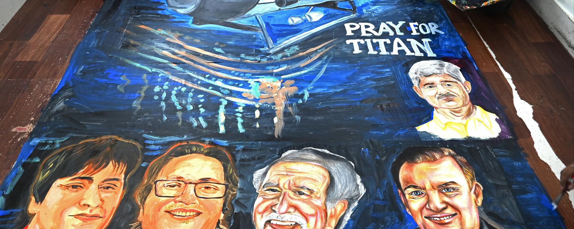 Art school students give final touches to a painting depicting five people aboard  a submersible named Titan, that went missing near the wreck of the Titanic, in Mumbai on June 22, 2023. - Sputnik International, 1920, 23.06.2023