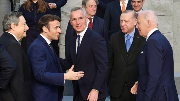 (From R) US President Joe Biden, Turkey's President Recep Tayyip Erdogan, NATO Secretary General Jens Stoltenberg, France's President Emmanuel Macron and Italy's now former Prime Minister Mario Draghi talk as they arrive at NATO Headquarters in Brussels on March 24, 2022. - Sputnik International