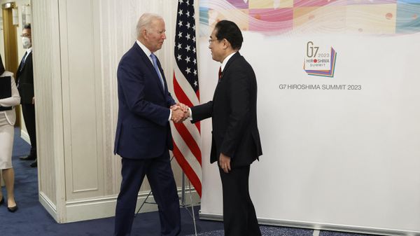 US President Joe Biden (L) is welcomed by Japan's Prime Minister Fumio Kishida on May 18, 2023. US President Joe Biden (L) is welcomed by Japan's Prime Minister Fumio Kishida on May 18, 2023. - Sputnik International