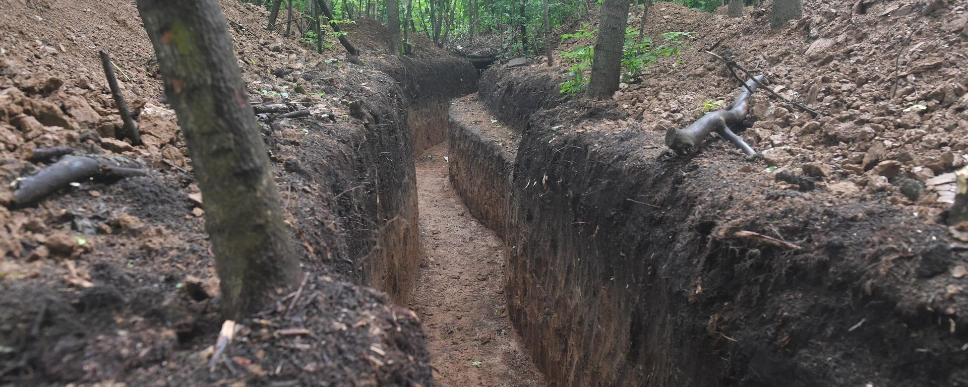 Trenches dug for positiosn of the 1st Tank Army in the special operation zone in Lugansk. - Sputnik International, 1920, 24.06.2023