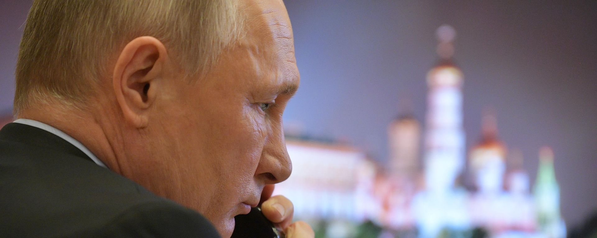 Russian President Vladimir Putin speaks on the phone - Sputnik International, 1920, 28.07.2025