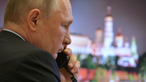 Russian President Vladimir Putin speaks on the phone - Sputnik International