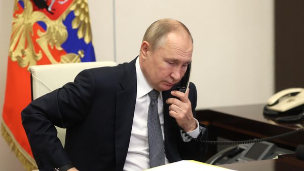 Russian President Vladimir Putin speaks on the phone - Sputnik International