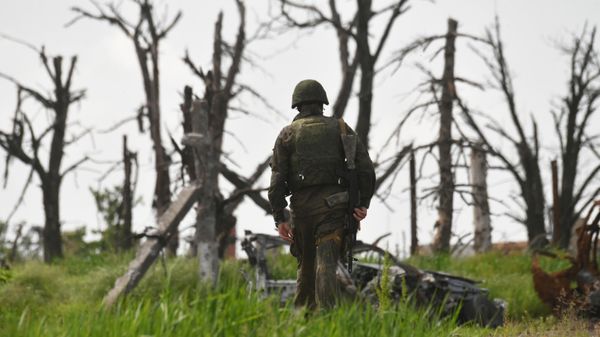 A Russian serviceman patrols the area near the frontline town of Artemovsk, also known as Bakhmut, in the course of Russia's military operation in Ukraine, Donetsk People's Republic, Russia. - Sputnik International