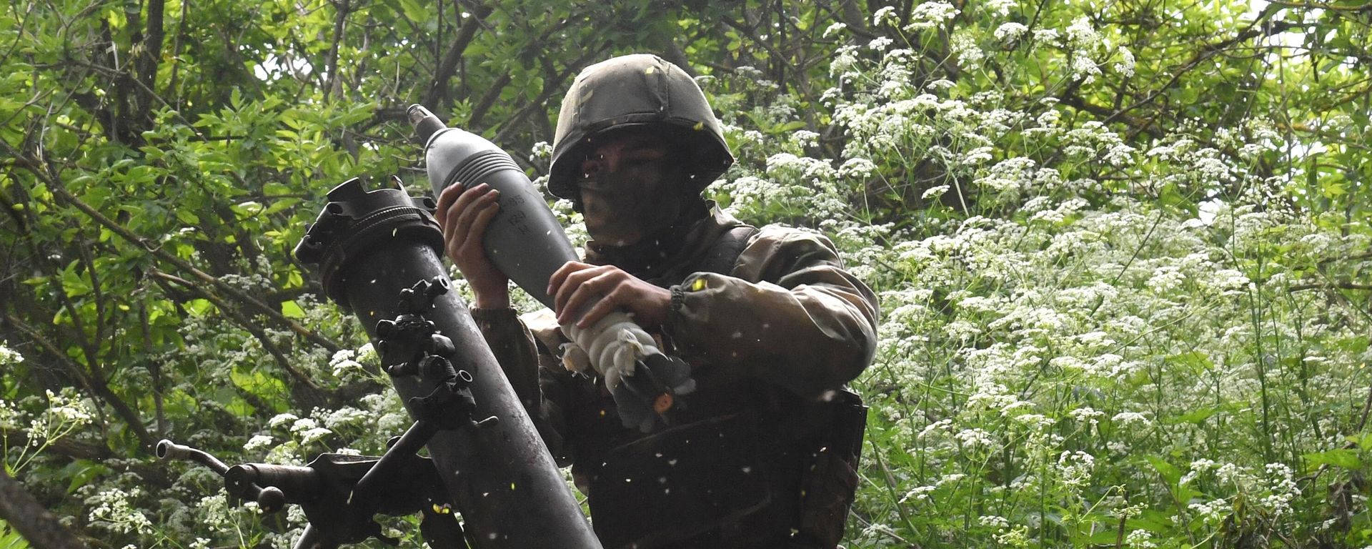 A Russian serviceman of a mortar unit charges a mortar, in the course of Russia's military operation in Ukraine, in Lugansk People's Republic, Russia. A Russian serviceman of a mortar unit charges a mortar, in the course of Russia's military operation in Ukraine, in Lugansk People's Republic, Russia. - Sputnik International, 1920, 21.06.2024