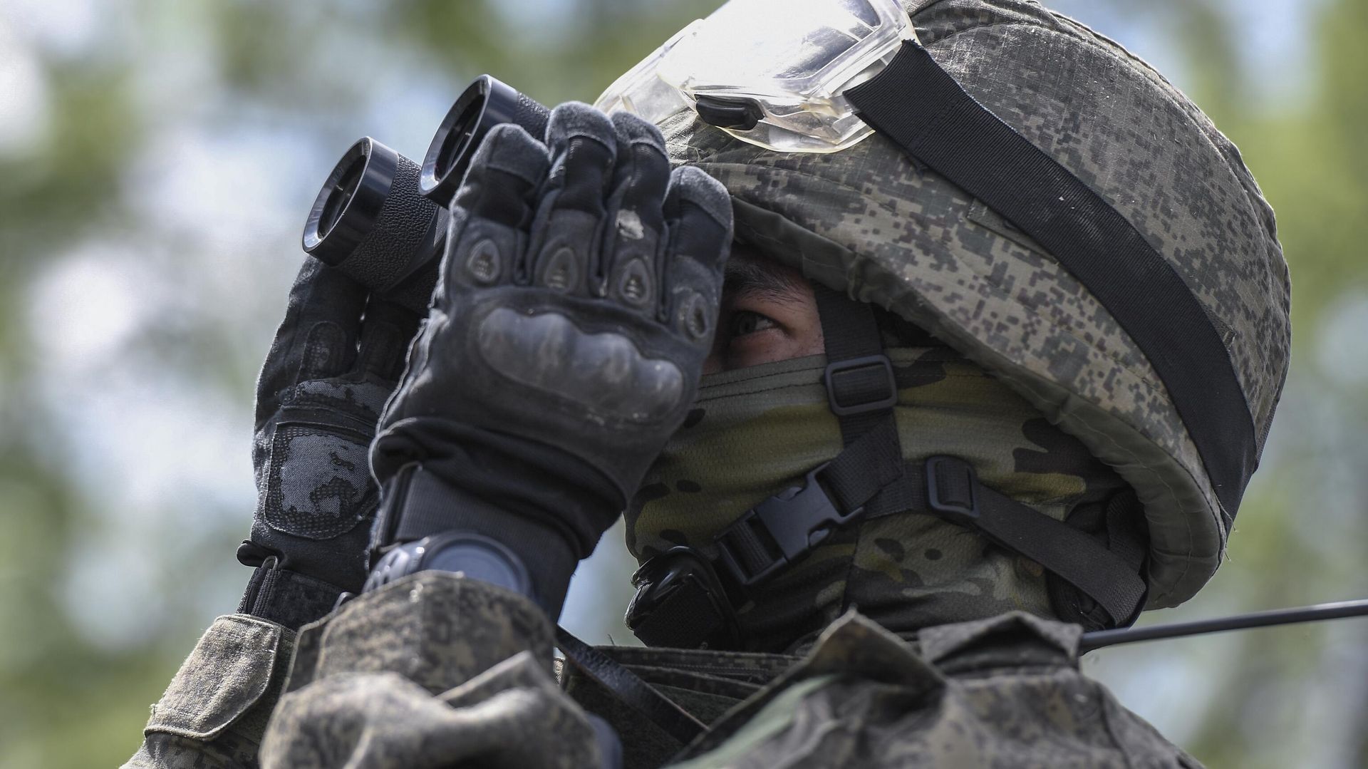 A Russian serviceman of a mobile anti-aircraft unit uses binoculars as he is on combat duty for repelling attacks of Ukrainian unmanned aerial vehicles in the course of Russia's military operation in Ukraine A Russian serviceman of a mobile anti-aircraft unit uses binoculars as he is on combat duty for repelling attacks of Ukrainian unmanned aerial vehicles in the course of Russia's military operation in Ukraine - Sputnik International, 1920, 24.08.2023