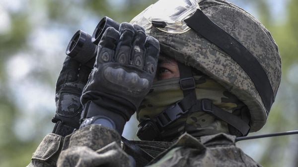 A Russian serviceman of a mobile anti-aircraft unit uses binoculars as he is on combat duty for repelling attacks of Ukrainian unmanned aerial vehicles in the course of Russia's military operation in Ukraine  - Sputnik International