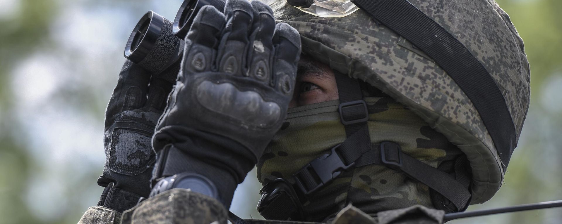 A Russian serviceman of a mobile anti-aircraft unit uses binoculars as he is on combat duty for repelling attacks of Ukrainian unmanned aerial vehicles in the course of Russia's military operation in Ukraine A Russian serviceman of a mobile anti-aircraft unit uses binoculars as he is on combat duty for repelling attacks of Ukrainian unmanned aerial vehicles in the course of Russia's military operation in Ukraine - Sputnik International, 1920, 24.08.2023