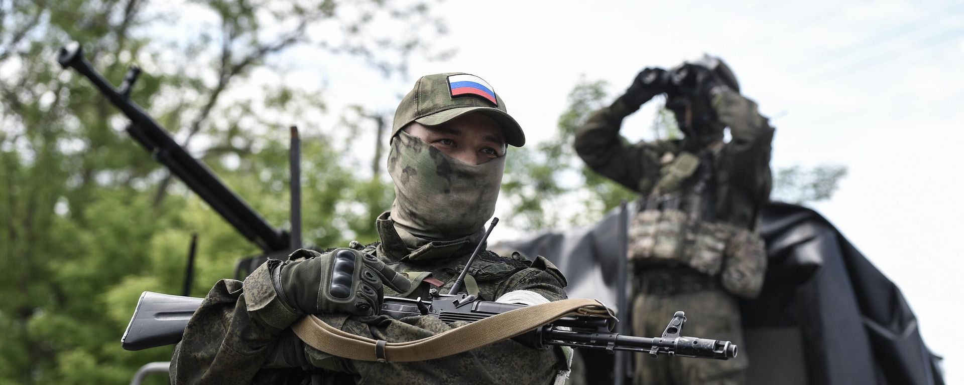 A Russian serviceman of a mobile anti-aircraft unit stands guard by a UAZ truck mounted with a DShK machine gun as he is on combat duty for repelling attacks of Ukrainian unmanned aerial vehicles in the course of Russia's military operation in Ukraine - Sputnik International, 1920, 29.06.2023
