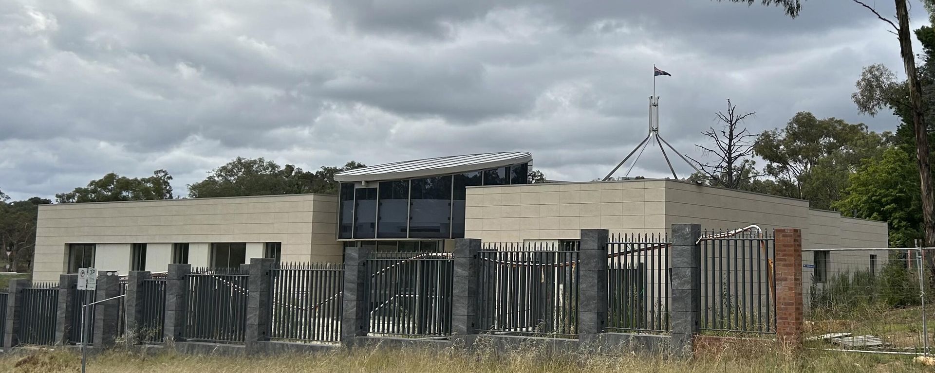 The Australian flag flies on Parliament House, seen behind an unoccupied building on the grounds of a proposed new Russian embassy near the Australian Parliament in Canberra - Sputnik International, 1920, 27.06.2023