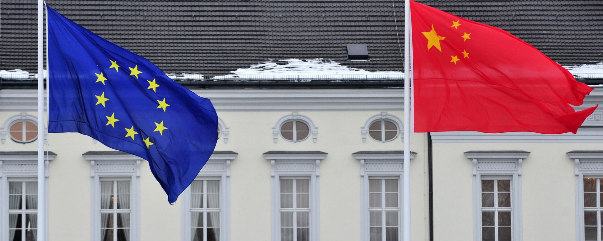 A Chinese (R) and EU flag. File photo - Sputnik International, 1920, 27.06.2023