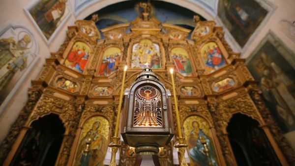 Lamp containing Holy Fire at a cathedral near Kiev-Pechersk Lavra. - Sputnik International