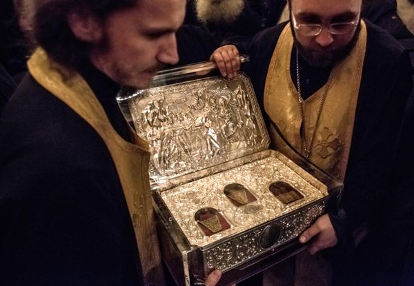 Clerics carry the Gifts of Magi at Kiev-Pechersk Lavra's Cathedral of the Dormition. - Sputnik International