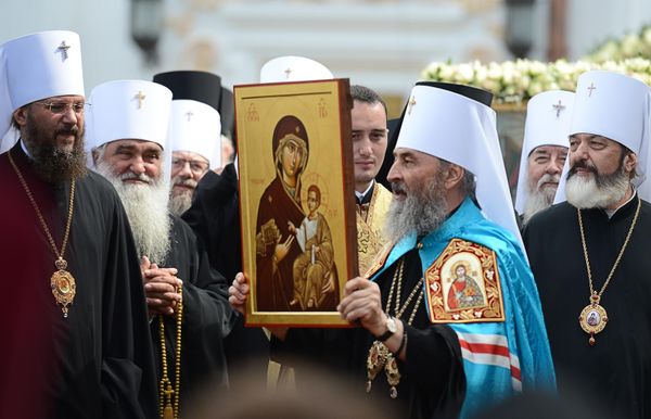 Newly-elected Metropolitan Onufriy (3rd from the right), head of the Ukrainian Orthodox Church, at the enthronement ceremony at Kiev-Pechersk Lavra. - Sputnik International