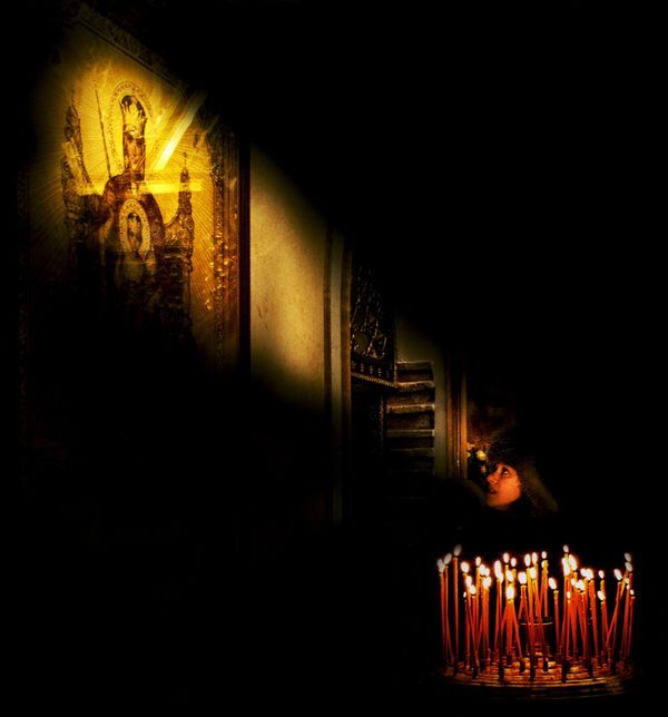 A Christian worshipper prays in front of Virgin Mary icon at Kiev-Pechersk Lavra. - Sputnik International