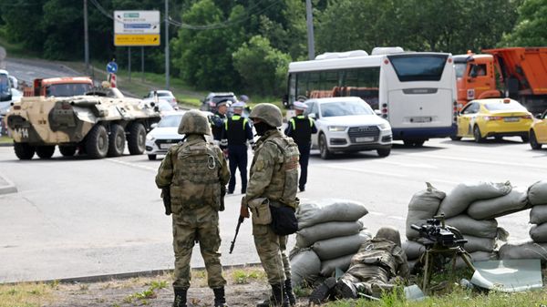 Russian servicemen guard at a checkpoint in Moscow, Russia. Russian servicemen guard at a checkpoint in Moscow, Russia. - Sputnik International