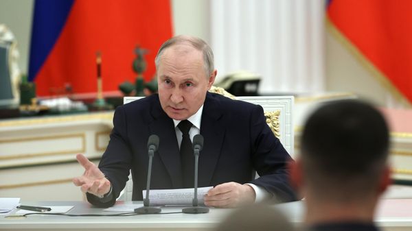 Russian President Vladimir Putin meets military personnel Russian President Vladimir Putin meets military personnel - Sputnik International