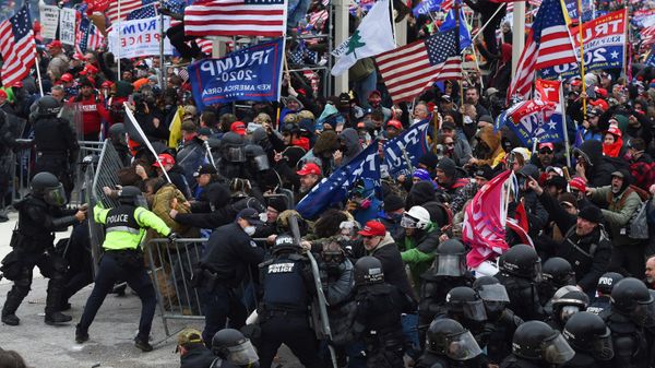 Trump supporters clash with police and security forces as they push barricades to storm the US Capitol in Washington D.C on January 6, 2021 - Sputnik International