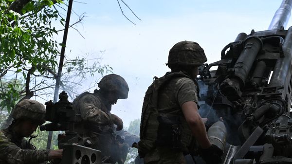 Ukrainian artillerymen fire a M777 howitzer toward Russian positions in the Donetsk region on June 23, 2023. - Sputnik International