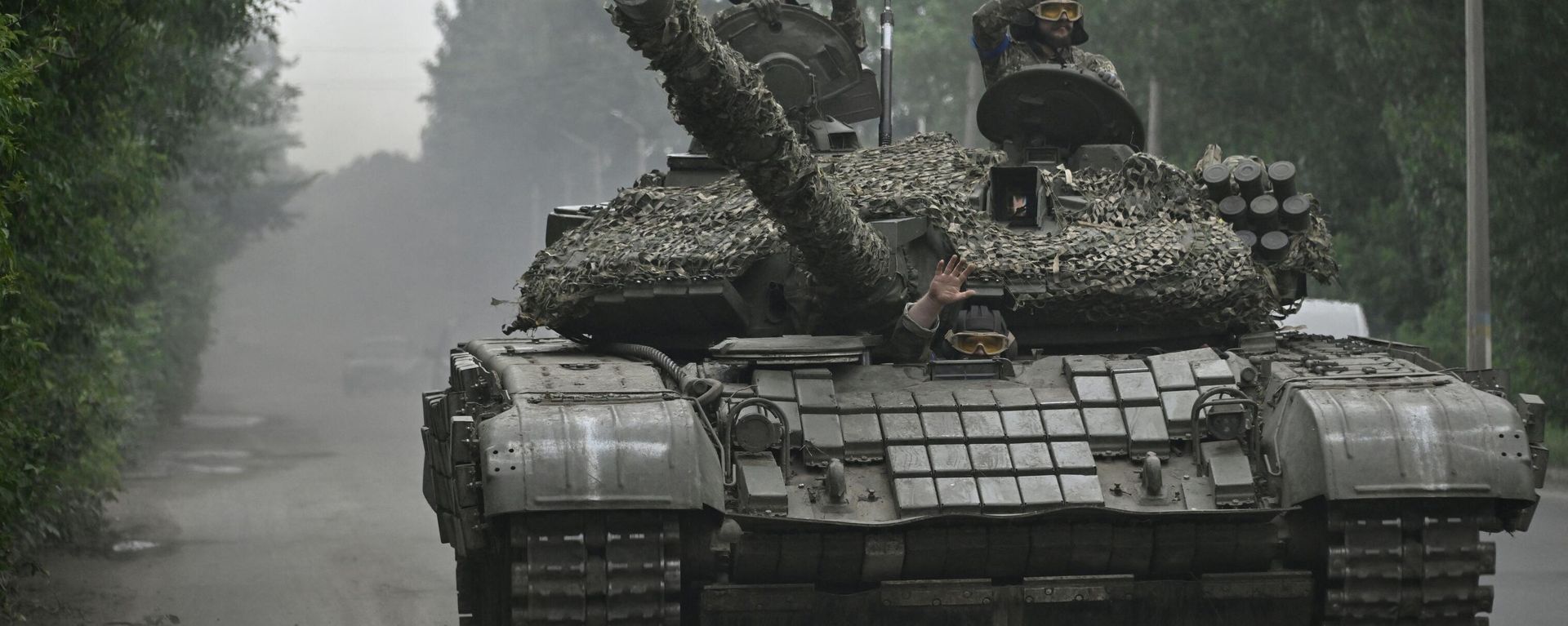 Ukrainian servicemen ride on a tank in Donetsk region on June 28, 2023. - Sputnik International, 1920, 08.07.2023