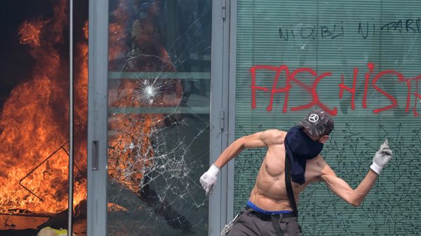 A protester clashes with police during a commemoration march for a teenage driver shot dead by a policeman, in the Parisian suburb of Nanterre, on June 29, 2023.  - Sputnik International
