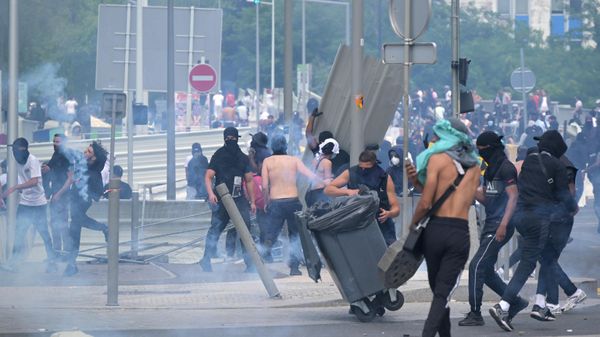 Protesters clash with police during a commemoration march for a teenage driver shot dead by a policeman, in the Parisian suburb of Nanterre, on June 29, 2023.  - Sputnik International
