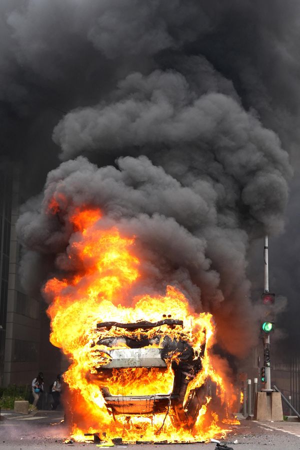A photopraph shows a car burning on the street as clashes erupted at the end of a commemoration march for a teenage driver shot dead by a policeman. - Sputnik International