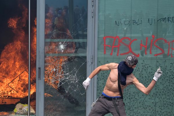 A protester clashes with police during a commemoration march for a teenage driver shot dead by a policeman, in the Parisian suburb of Nanterre. - Sputnik International