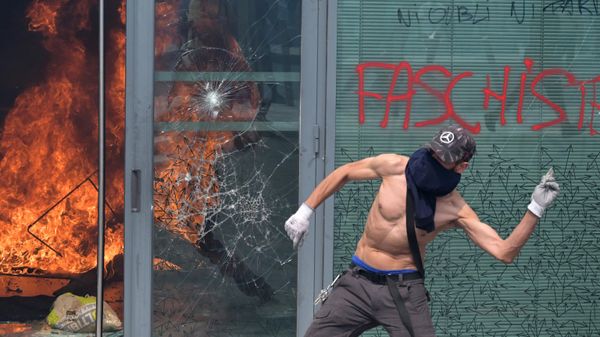Протестующий во время марша в память о водителе-подростке, застреленном полицейским, в парижском пригороде Нантер - Sputnik International