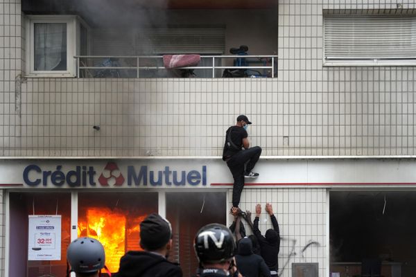 A protester climbs on a building during clashes that broke out after a commemoration march for a teenage driver shot dead by a policeman. - Sputnik International