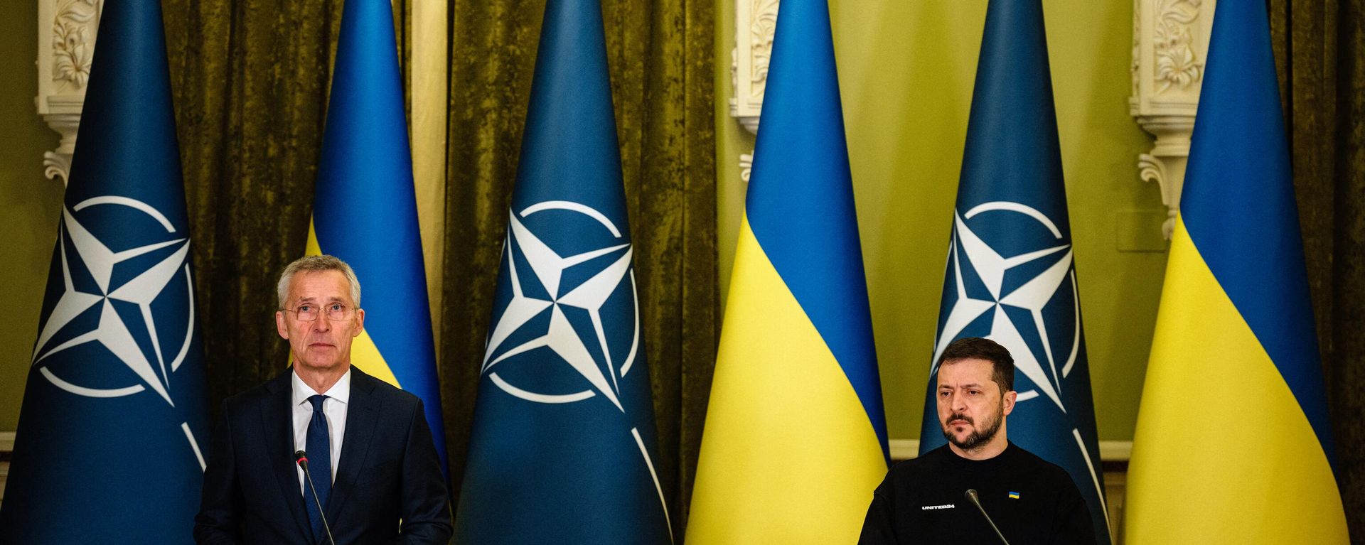 NATO head Jens Stoltenberg (L) and Ukrainian President Volodymyr Zelensky give a joint press conference in Kyiv, on April 20, 2023. - Sputnik International, 1920, 09.07.2023