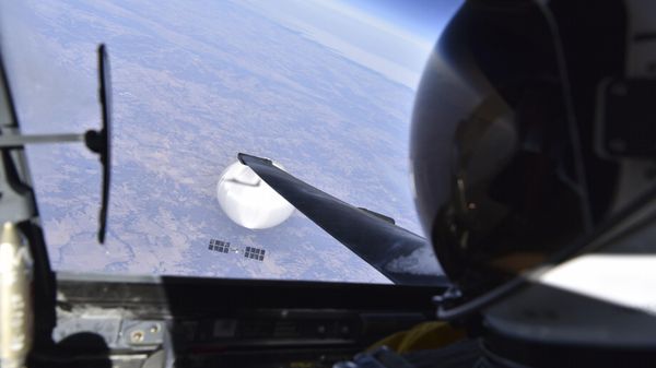 A U.S. Air Force pilot looked down at the suspected Chinese surveillance balloon as it hovered over the Central Continental United States February 3, 2023. Recovery efforts began shortly after the balloon was downed. - Sputnik International