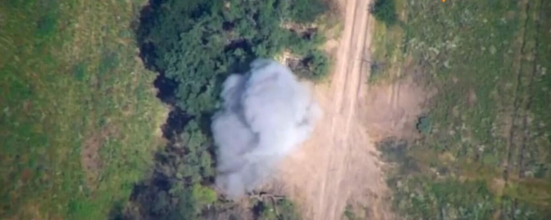 Russian Airborne Forces reconnaissance group destroys Ukrainian tank and electronic warfare station in Kherson direction using Lancet drone - Sputnik International, 1920, 02.07.2023