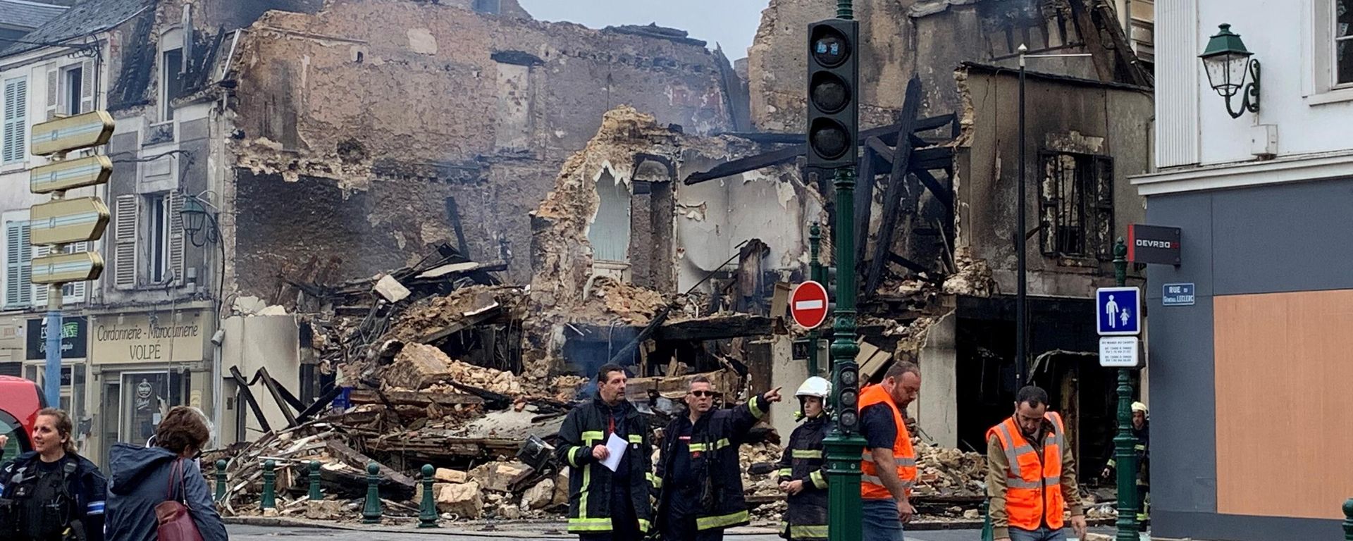 Emergency personnel survey the scene of a burnt out building - which housed a pharmacy - in Montargis, some 100kms south of Paris on July 1, 2023, which was set alight overnight during continuing protests following the shooting of a teenage driver in the suburb of Nanterre on June 27. - Sputnik International, 1920, 03.07.2023