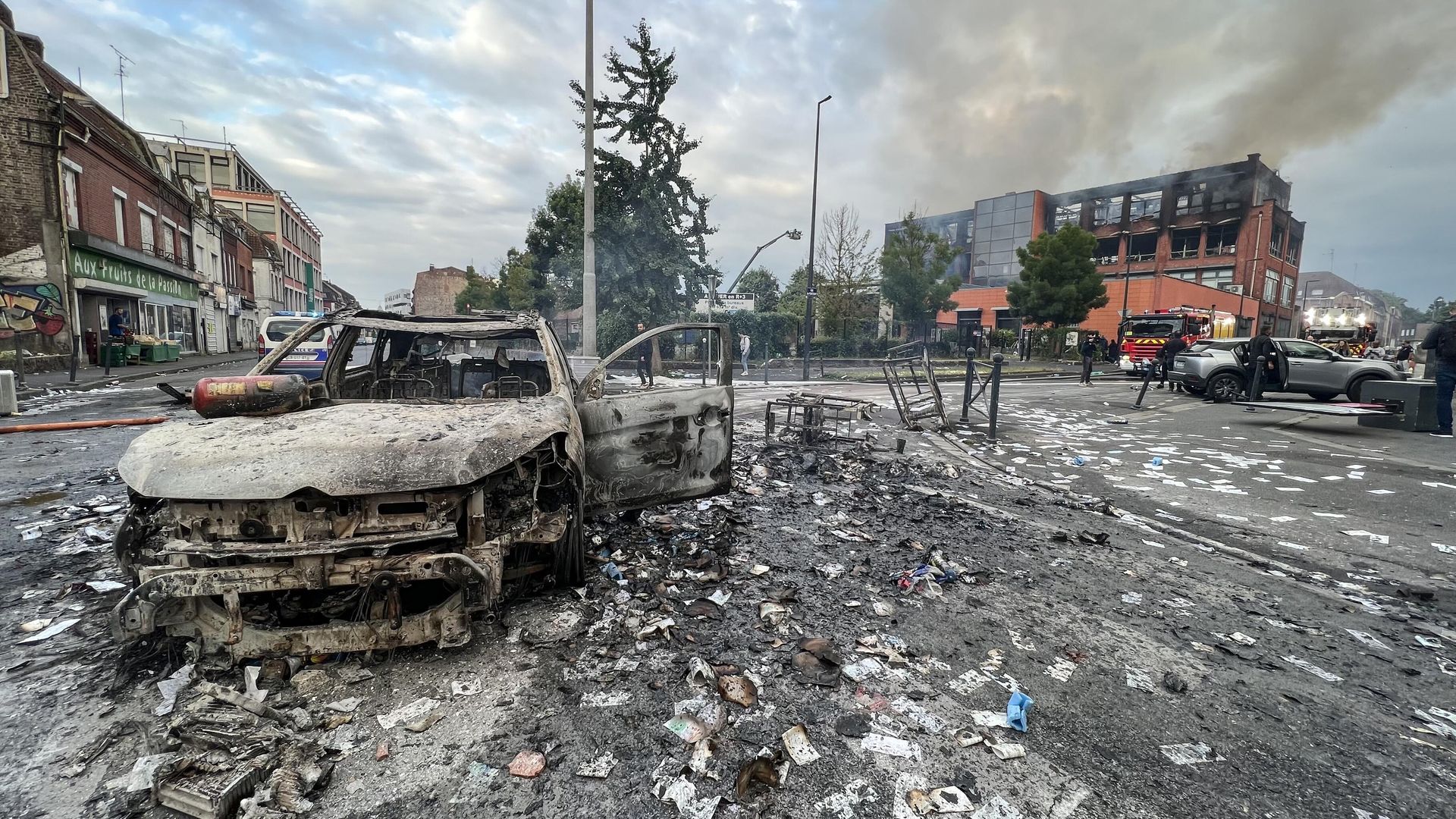Сгоревший автомобиль и сгоревшее зданиние после протестов во французском городе Рубе Сгоревший автомобиль и сгоревшее зданиние после протестов во французском городе Рубе - Sputnik International, 1920, 03.07.2023