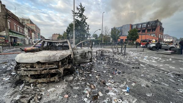 Сгоревший автомобиль и сгоревшее зданиние после протестов во французском городе Рубе - Sputnik International