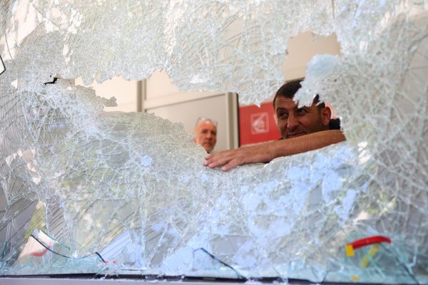 Cleaning and security contractors examine a damaged window of a Caisse d'Epargne bank in the centre of Marseille, southern France.  - Sputnik International