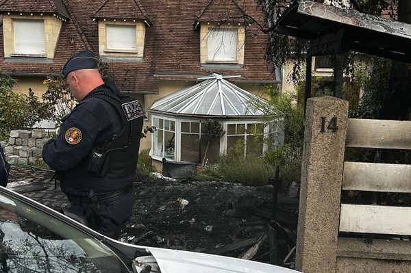 Municipal police officers stand in front of the damaged home of the Mayor of l'Hay-les-Roses Vincent Jeanbrun in a suburb of Paris after rioters rammed a vehicle into the building injuring the mayor's wife and one of his children. - Sputnik International